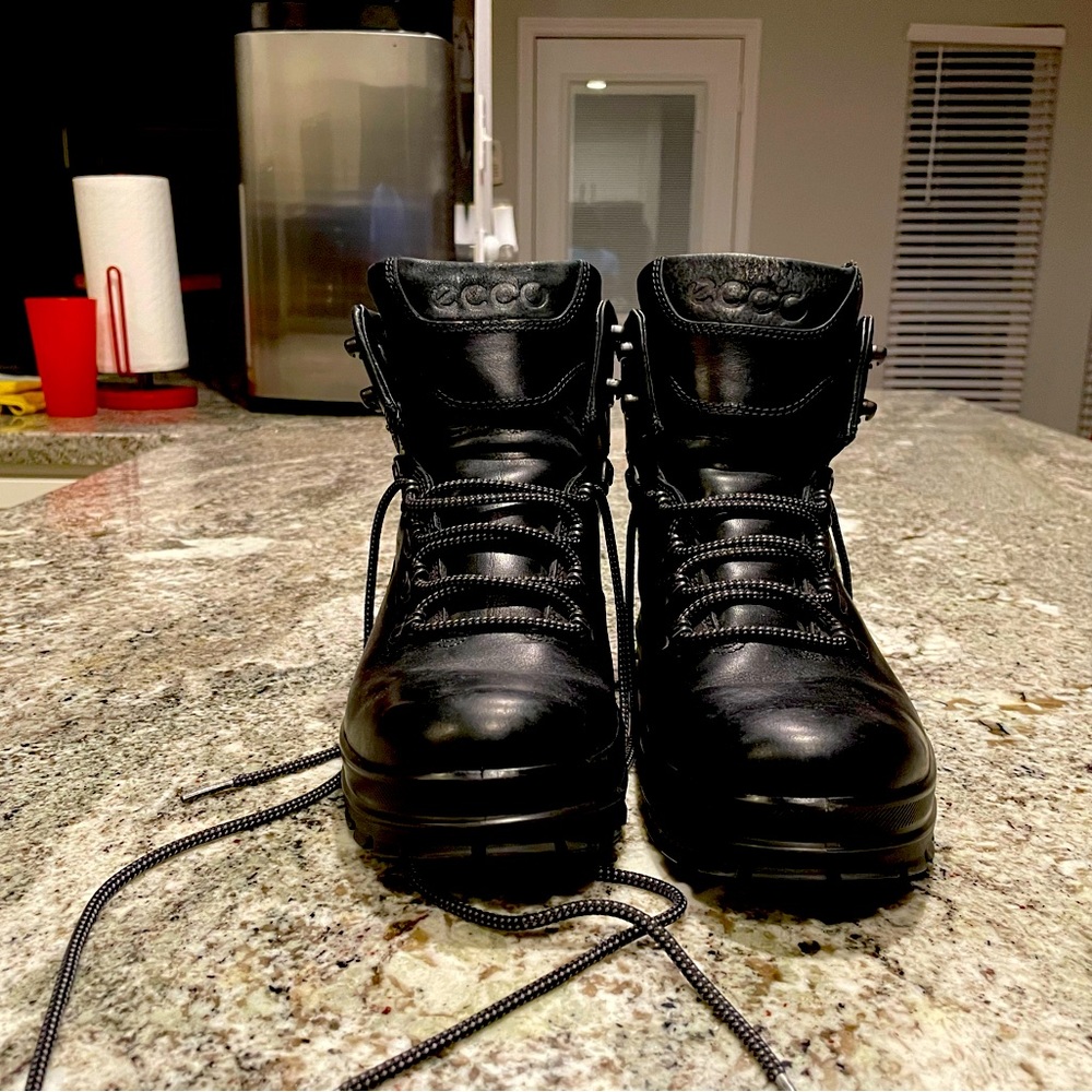 ECCO TRACK BOOTS BLACK SIZE 9 MENS/WATERPROOF